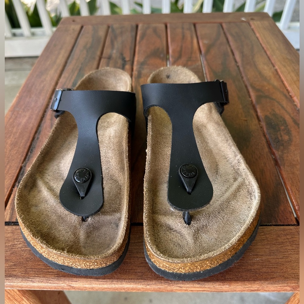 Birkenstock Gizeh Size 39 or 8.5 US. Black